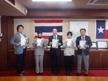 ５周年記念誌発刊に伴い八千代市長へ御礼に